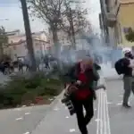 Τέμπη: Τραυματίστηκε ο φωτορεπόρτερ Μάριος Λώλος κατά την διάρκεια των επεισοδίων – Δέχθηκε κρότου λάμψης στο κεφάλι