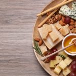 Τυρί και μέλι: Τι κρύβεται πίσω από τον πιο νόστιμο συνδυασμό και πώς να τον πετύχετε