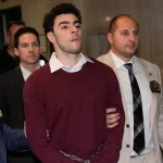 Φρενίτιδα για τον φονιά του ασφαλιστή στις ΗΠΑ, έγινε το σύμβολο του «μεγάλου θυμού» των Αμερικανών