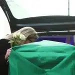 Μίμης Δομάζος: Σε λαϊκό προσκύνημα η σορός του – Στάση στη Λεωφόρο σε κλίμα συγκίνησης