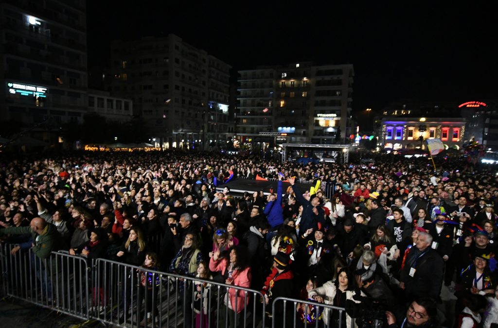 ΔΕΙΤΕ ΔΕΚΑΔΕΣ ΦΩΤΟ ΚΑΙ ΒΙΝΤΕΟ: Κέρδισε τις εντυπώσεις η τελετή έναρξης του Πατρινού Καρναβαλιού