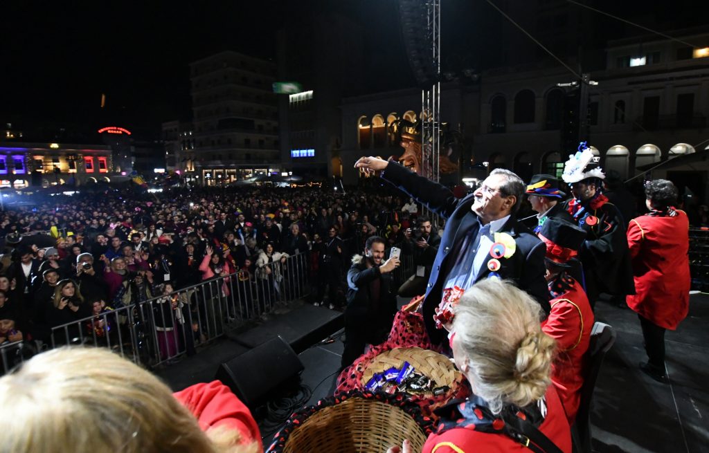 ΔΕΙΤΕ ΔΕΚΑΔΕΣ ΦΩΤΟ ΚΑΙ ΒΙΝΤΕΟ: Κέρδισε τις εντυπώσεις η τελετή έναρξης του Πατρινού Καρναβαλιού