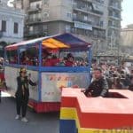Σοκολατοπόλεμος στην κορύφωση του καρναβαλικού θερμομέτρου στην Πάτρα