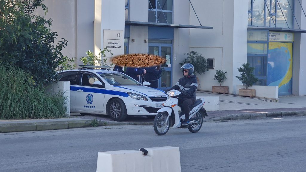 ΠΑΤΡΑ - ΟΔΟΣ ΑΜΕΡΙΚΗΣ: Περιπολικό έκλεισε το πεζοδρόμιο και κινδύνευαν άνθρωποι που κατέβαιναν στον δρόμο για να περάσουν! ΒΙΝΤΕΟ - ΞΕΣΠΑΣΑΝ ΠΟΛΙΤΕΣ