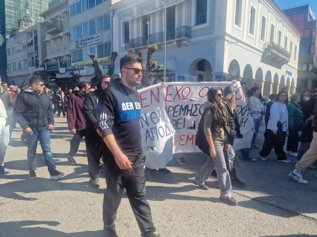 LIVE: Η μεγάλη συγκέντρωση και πορεία στην Πάτρα για το έγκλημα των Τεμπών - ΦΩΤΟ ΚΑΙ ΒΙΝΤΕΟ