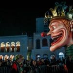 Σε καρναβαλικούς ρυθμούς η Πάτρα - Τα εντυπωσιακά άρματα του καρναβαλιού (video)