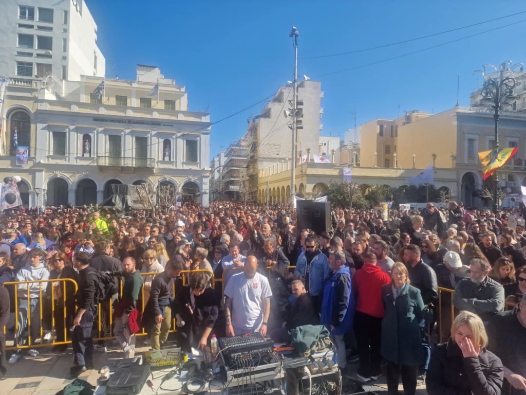 LIVE: Η μεγάλη συγκέντρωση και πορεία στην Πάτρα για το έγκλημα των Τεμπών - ΦΩΤΟ ΚΑΙ ΒΙΝΤΕΟ