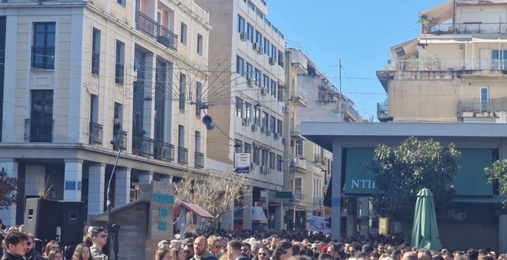 LIVE: Η μεγάλη συγκέντρωση και πορεία στην Πάτρα για το έγκλημα των Τεμπών - ΦΩΤΟ ΚΑΙ ΒΙΝΤΕΟ