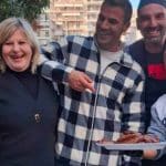 ΠΑΤΡΑ: Ο Άκης Πετρετζίκης έψηνε σουβλάκια στην "Πλατεία"