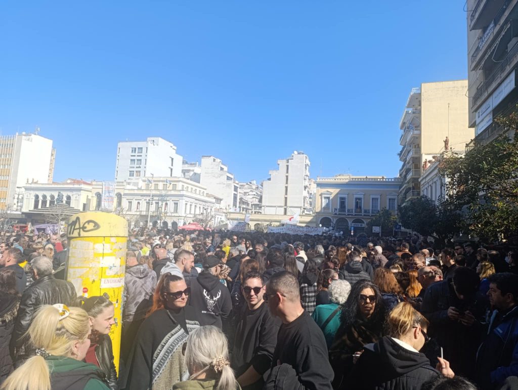 LIVE: Η μεγάλη συγκέντρωση και πορεία στην Πάτρα για το έγκλημα των Τεμπών - ΦΩΤΟ ΚΑΙ ΒΙΝΤΕΟ