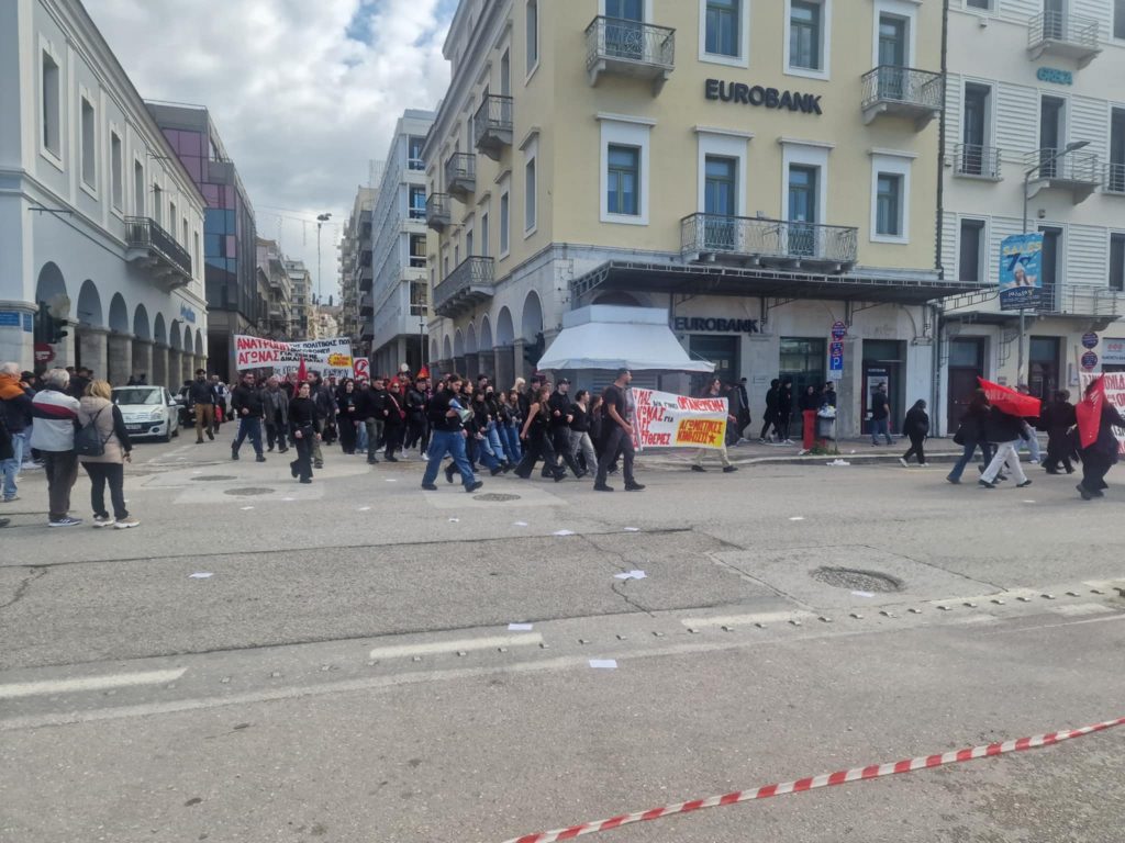 LIVE: Η μεγάλη συγκέντρωση και πορεία στην Πάτρα για το έγκλημα των Τεμπών - ΦΩΤΟ ΚΑΙ ΒΙΝΤΕΟ