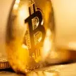 Bitcoin: Έχει μείνει πίσω από τον χρυσό – Οι επενδυτές ζητούν ασφαλή καταφύγια