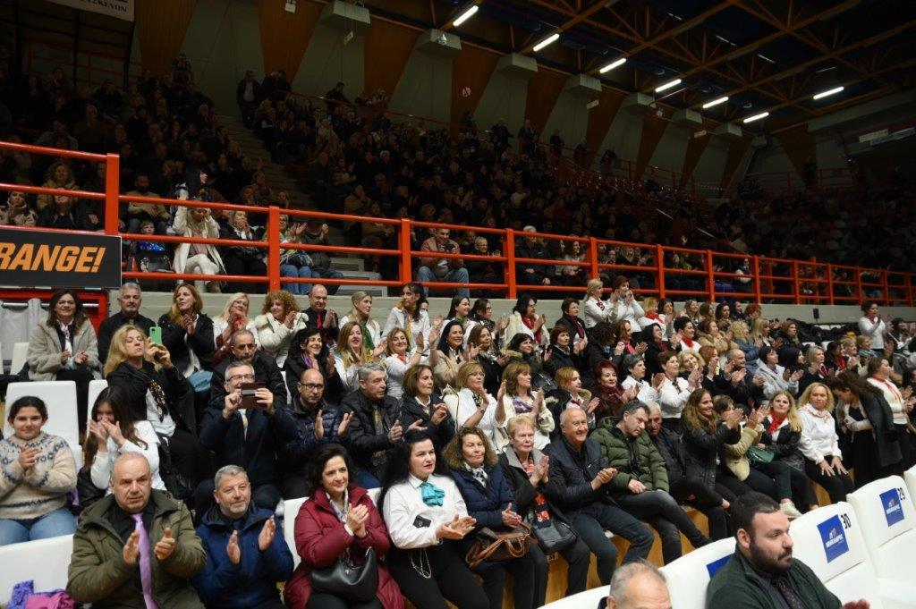 ΠΑΤΡΑ -ΔΕΚΑΔΕΣ ΦΩΤΟ: Χιλιάδες Πατρινοί στην κοπή πίτας του χορευτικού