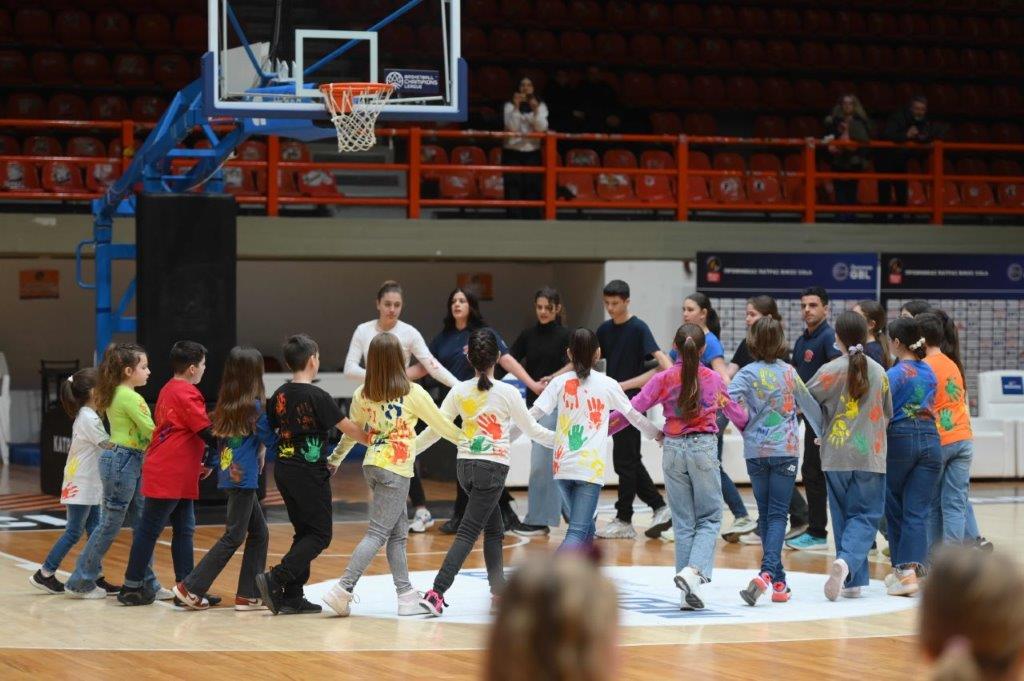 ΠΑΤΡΑ -ΔΕΚΑΔΕΣ ΦΩΤΟ: Χιλιάδες Πατρινοί στην κοπή πίτας του χορευτικού