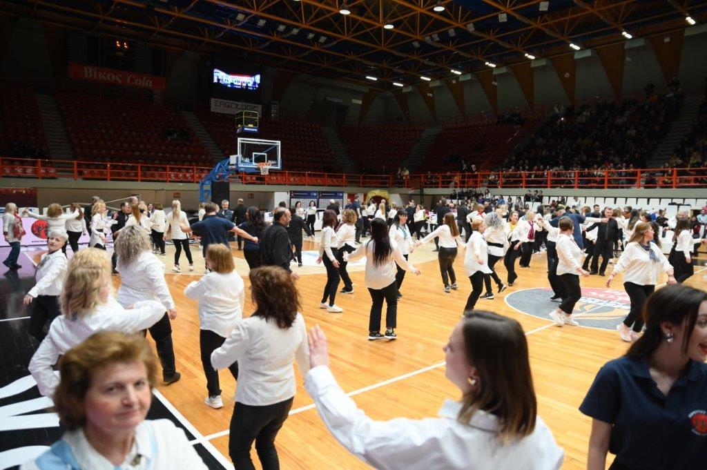 ΠΑΤΡΑ -ΔΕΚΑΔΕΣ ΦΩΤΟ: Χιλιάδες Πατρινοί στην κοπή πίτας του χορευτικού