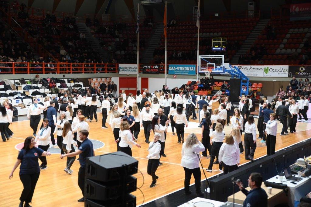 ΠΑΤΡΑ -ΔΕΚΑΔΕΣ ΦΩΤΟ: Χιλιάδες Πατρινοί στην κοπή πίτας του χορευτικού