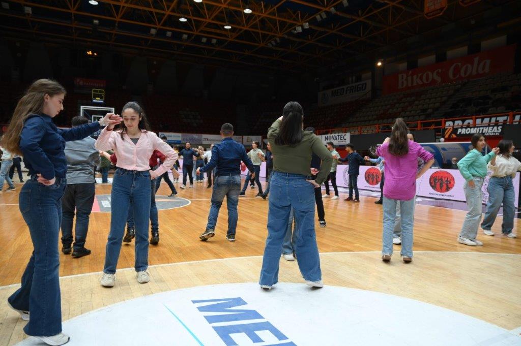 ΠΑΤΡΑ -ΔΕΚΑΔΕΣ ΦΩΤΟ: Χιλιάδες Πατρινοί στην κοπή πίτας του χορευτικού