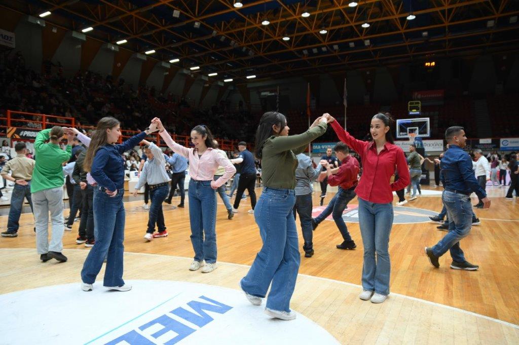 ΠΑΤΡΑ -ΔΕΚΑΔΕΣ ΦΩΤΟ: Χιλιάδες Πατρινοί στην κοπή πίτας του χορευτικού