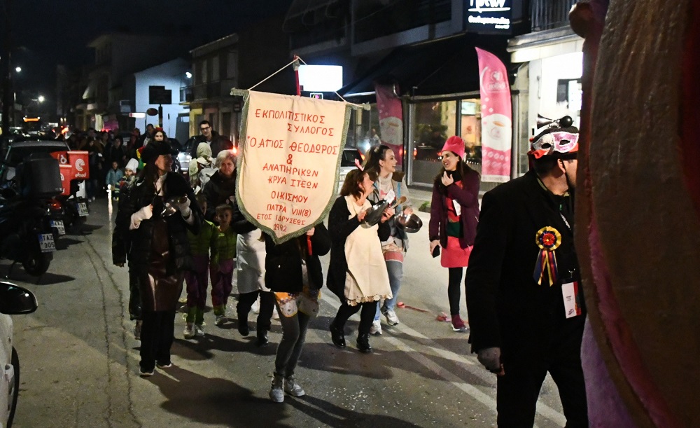 ΠΑΤΡΑ - ΦΩΤΟ: Αυτή ήταν η πρώτη καρναβαλική παρέλαση χθες το βράδυ