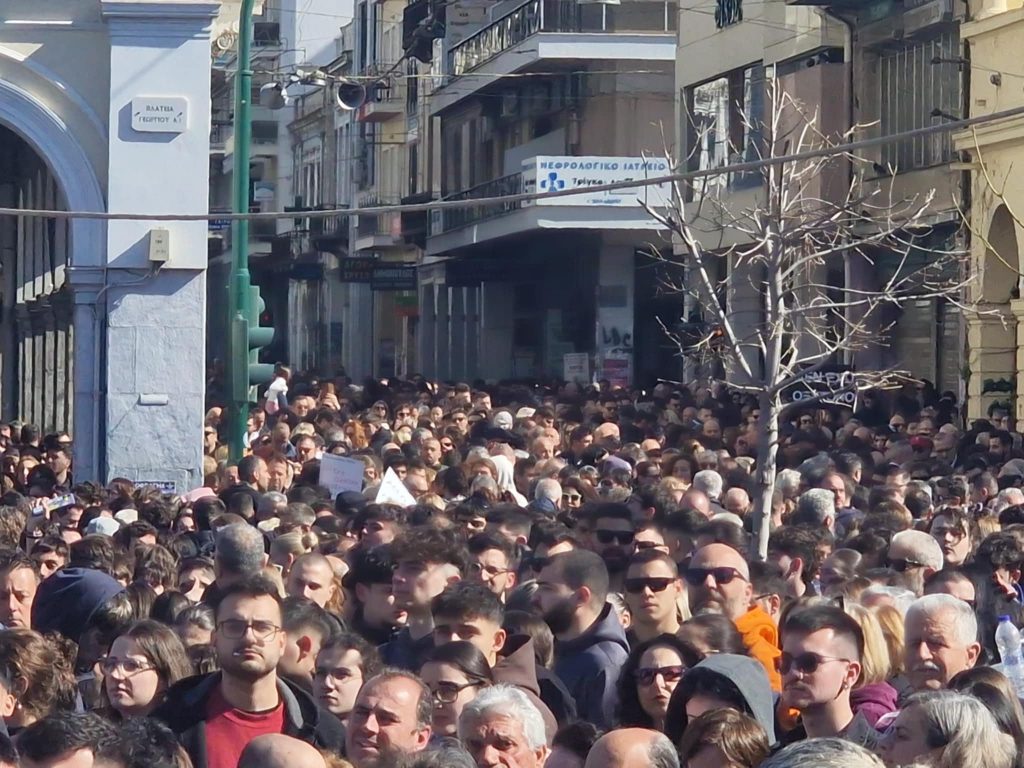 LIVE: Η μεγάλη συγκέντρωση και πορεία στην Πάτρα για το έγκλημα των Τεμπών - ΦΩΤΟ ΚΑΙ ΒΙΝΤΕΟ