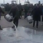 Τρίκαλα: Αγρότες απέκλεισαν τον κόμβο Μεγαλοχωρίου – Έκαψαν μπάλες από άχυρα και έριξαν γάλα