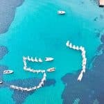 Άνδρος: Ιστιοπλόοι σχημάτισαν με τα σκάφη τους τον αριθμό «57» στη μνήμη των θυμάτων των Τεμπών