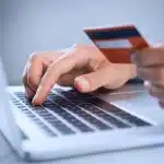 Παρίσταναν μέλη της τέως βασιλικής οικογένειας και της απέσπασαν 28.400 ευρώ – «Πούλησα το σπίτι στο χωριό»