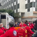 Τέμπη: Διασώστες μετέφεραν γυναίκα που αισθάνθηκε αδιαθεσία στα επεισόδια στο Σύνταγμα