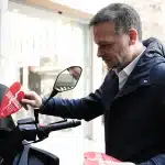 Ο Δούκας άφησε καρδούλες στα παράνομα παρκαρισμένα οχήματα για τον Άγιο Βαλεντίνο