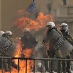 Επεισόδια στο Σύνταγμα: Δύο αστυνομικοί με εγκαύματα στο 401 – Στο νοσοκομείο 7 ακόμη τραυματίες