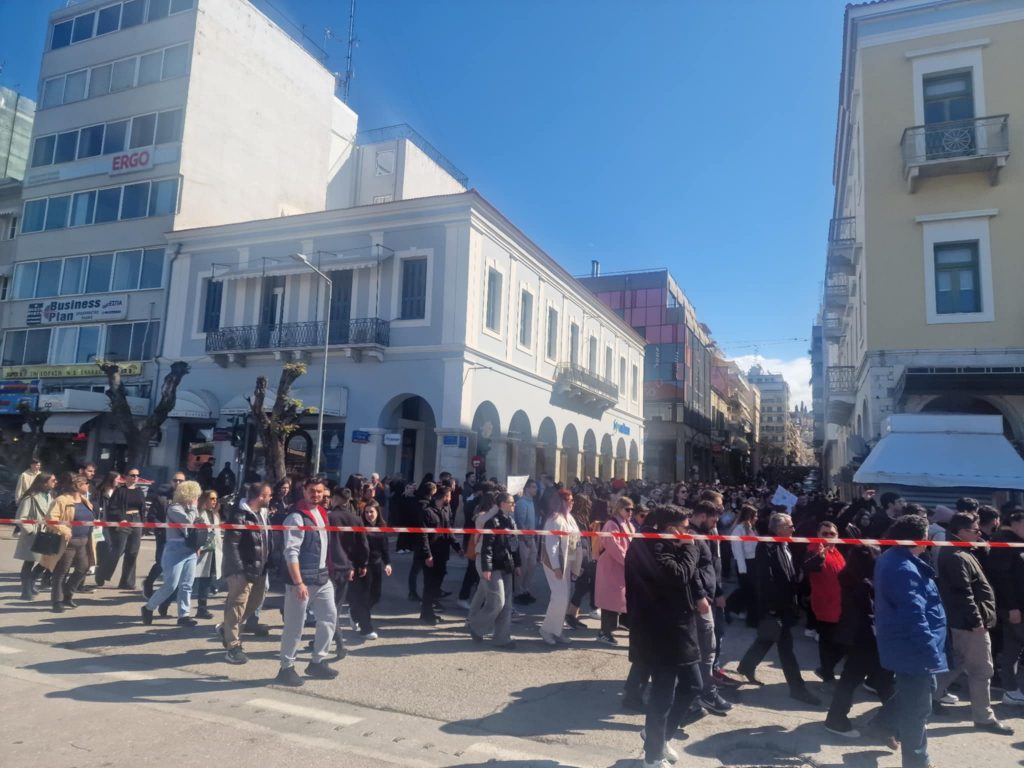 LIVE: Η μεγάλη συγκέντρωση και πορεία στην Πάτρα για το έγκλημα των Τεμπών - ΦΩΤΟ ΚΑΙ ΒΙΝΤΕΟ