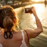 Στενεύει ο φορολογικός κλοιός για τους influencers