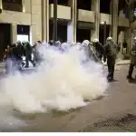 Νέα ένταση, πέτρες, χημικά και κρότου λάμψης στο Σύνταγμα – 57 συλλήψεις, 34 πολίτες τραυματίες