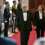 Τραμπ και Μελάνια: Λαμπερή …ασορτί εμφάνιση στον Λευκό Οίκο