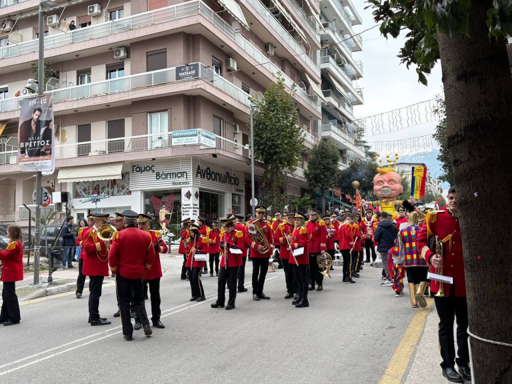 ΔΕΙΤΕ ΕΚΑΤΟΝΤΑΔΕΣ ΦΩΤΟ: Live η παρέλαση των μικρών στο Πατρινό Καρναβάλι