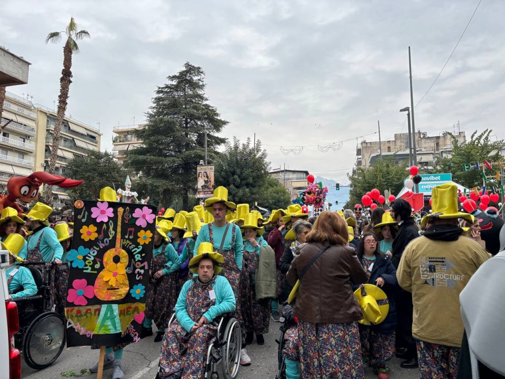 ΔΕΙΤΕ ΕΚΑΤΟΝΤΑΔΕΣ ΦΩΤΟ: Live η παρέλαση των μικρών στο Πατρινό Καρναβάλι