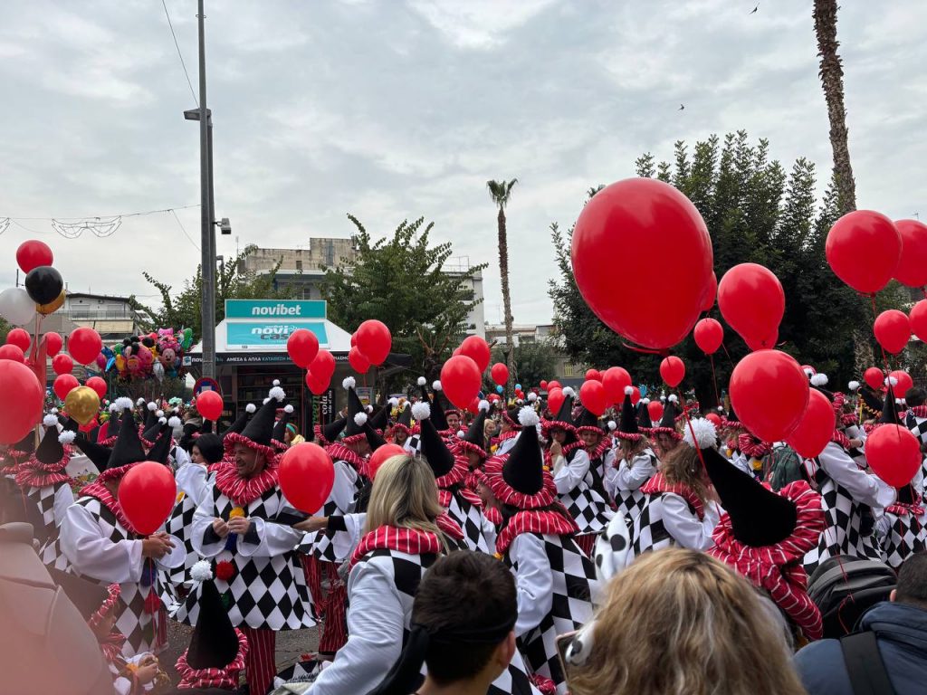 ΔΕΙΤΕ ΕΚΑΤΟΝΤΑΔΕΣ ΦΩΤΟ: Live η παρέλαση των μικρών στο Πατρινό Καρναβάλι