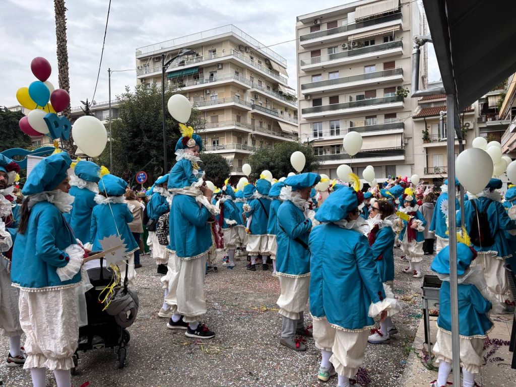 ΔΕΙΤΕ ΕΚΑΤΟΝΤΑΔΕΣ ΦΩΤΟ: Live η παρέλαση των μικρών στο Πατρινό Καρναβάλι