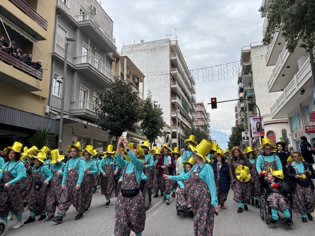 ΔΕΙΤΕ ΕΚΑΤΟΝΤΑΔΕΣ ΦΩΤΟ: Live η παρέλαση των μικρών στο Πατρινό Καρναβάλι