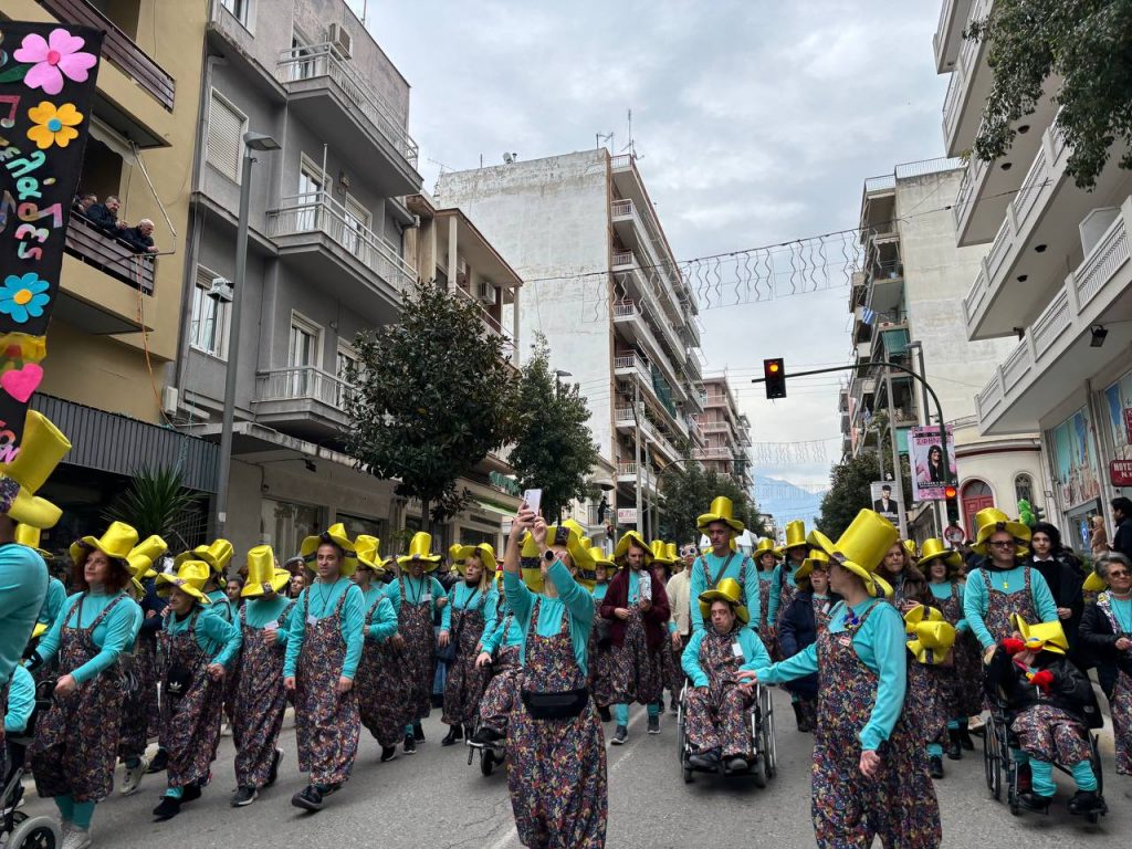 ΔΕΙΤΕ ΕΚΑΤΟΝΤΑΔΕΣ ΦΩΤΟ: Live η παρέλαση των μικρών στο Πατρινό Καρναβάλι