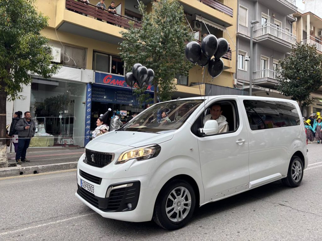 ΔΕΙΤΕ ΕΚΑΤΟΝΤΑΔΕΣ ΦΩΤΟ: Live η παρέλαση των μικρών στο Πατρινό Καρναβάλι