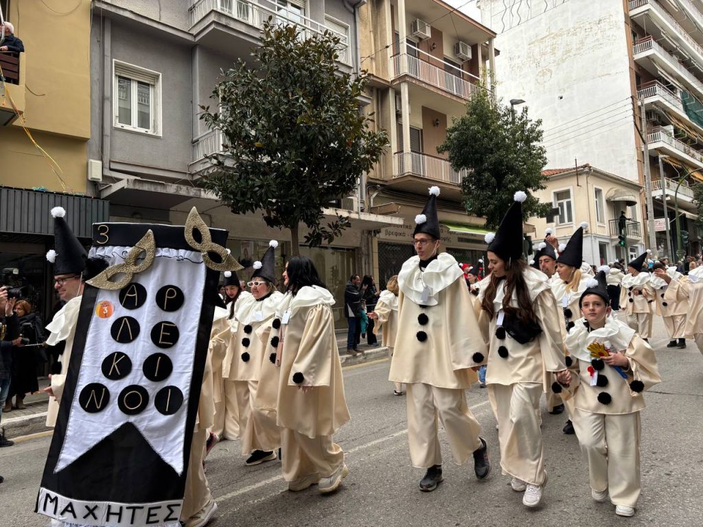 ΔΕΙΤΕ ΕΚΑΤΟΝΤΑΔΕΣ ΦΩΤΟ: Live η παρέλαση των μικρών στο Πατρινό Καρναβάλι