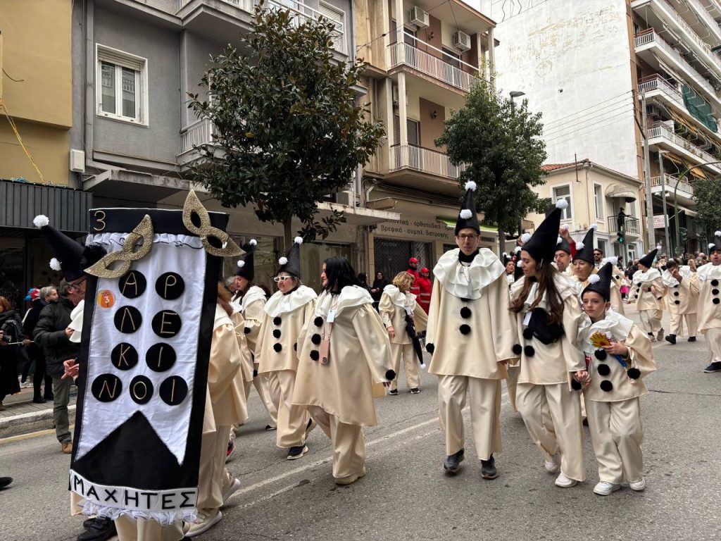 ΔΕΙΤΕ ΕΚΑΤΟΝΤΑΔΕΣ ΦΩΤΟ: Live η παρέλαση των μικρών στο Πατρινό Καρναβάλι