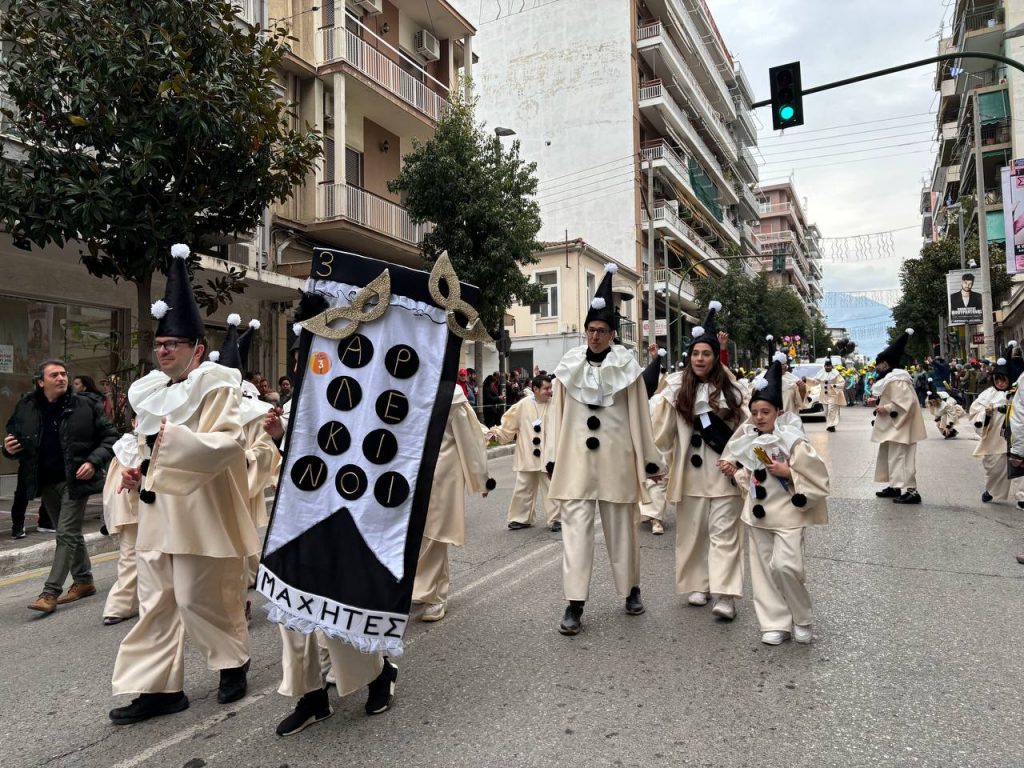 ΔΕΙΤΕ ΕΚΑΤΟΝΤΑΔΕΣ ΦΩΤΟ: Live η παρέλαση των μικρών στο Πατρινό Καρναβάλι