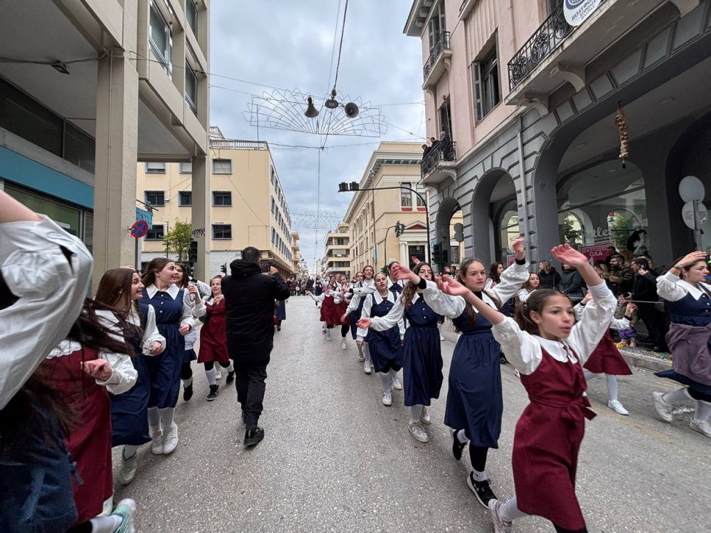 ΔΕΙΤΕ ΕΚΑΤΟΝΤΑΔΕΣ ΦΩΤΟ: Live η παρέλαση των μικρών στο Πατρινό Καρναβάλι