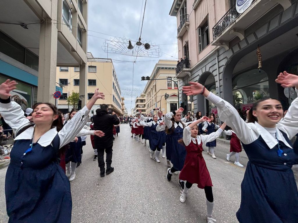 ΔΕΙΤΕ ΕΚΑΤΟΝΤΑΔΕΣ ΦΩΤΟ: Live η παρέλαση των μικρών στο Πατρινό Καρναβάλι