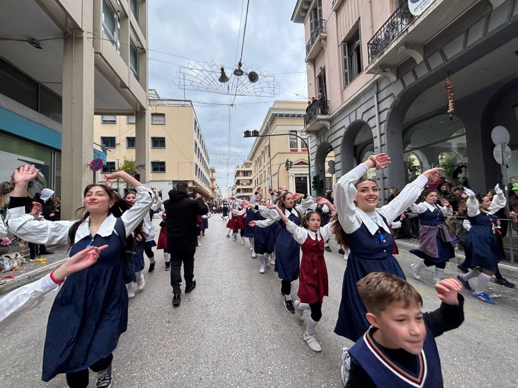 ΔΕΙΤΕ ΕΚΑΤΟΝΤΑΔΕΣ ΦΩΤΟ: Live η παρέλαση των μικρών στο Πατρινό Καρναβάλι