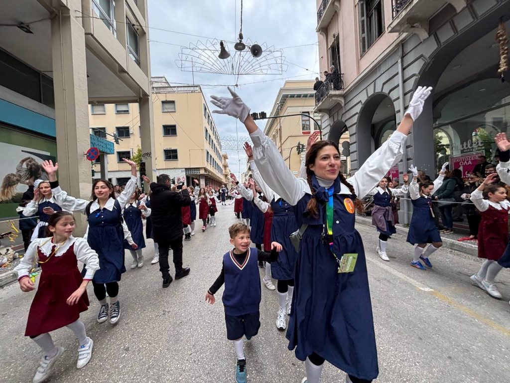 ΔΕΙΤΕ ΕΚΑΤΟΝΤΑΔΕΣ ΦΩΤΟ: Live η παρέλαση των μικρών στο Πατρινό Καρναβάλι