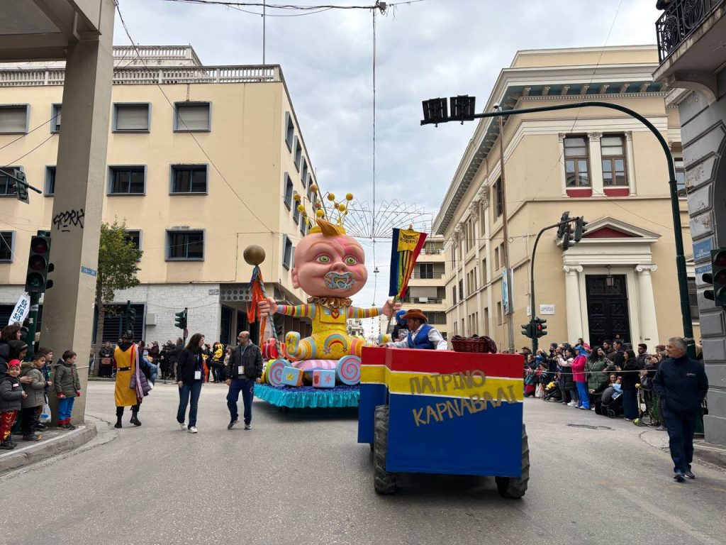 ΔΕΙΤΕ ΕΚΑΤΟΝΤΑΔΕΣ ΦΩΤΟ: Live η παρέλαση των μικρών στο Πατρινό Καρναβάλι