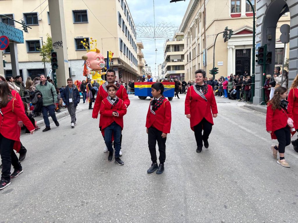 ΔΕΙΤΕ ΕΚΑΤΟΝΤΑΔΕΣ ΦΩΤΟ: Live η παρέλαση των μικρών στο Πατρινό Καρναβάλι